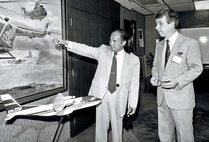 Foto Foto Kenangan Bj Habibie Dan Pesawat Terbang Kebanggaan Kita Salah Satunya Foto Dengan Baju Safari Dan Tiga Bolpoin Di Sakunya Semua Halaman Fotokita