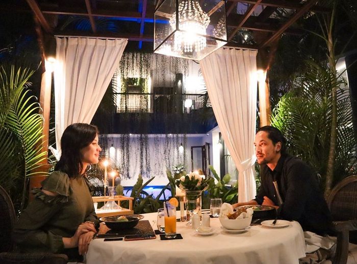 Kimberly Ryder saat makan malam romantis