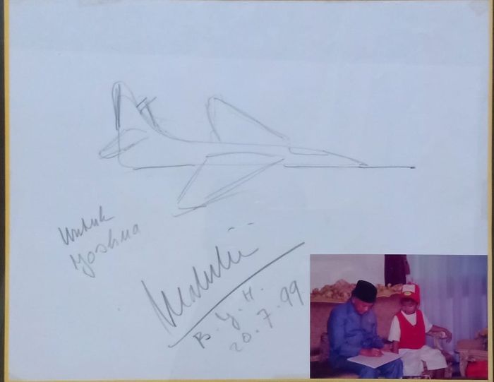 Habibie menggambar sebuah pesawat untuk Johua Suherman kecil.
