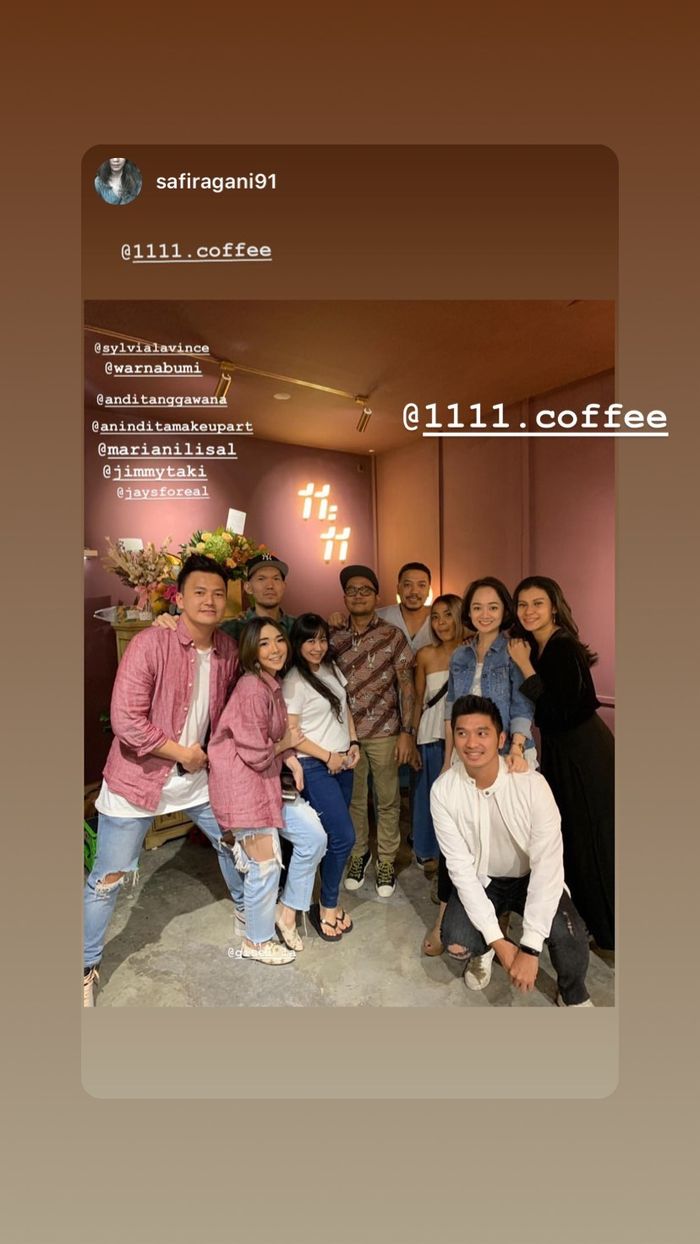 Gisella Anastasia dan Saputra Wijaya atau Wijin pada pembukaan coffee shop 11:11