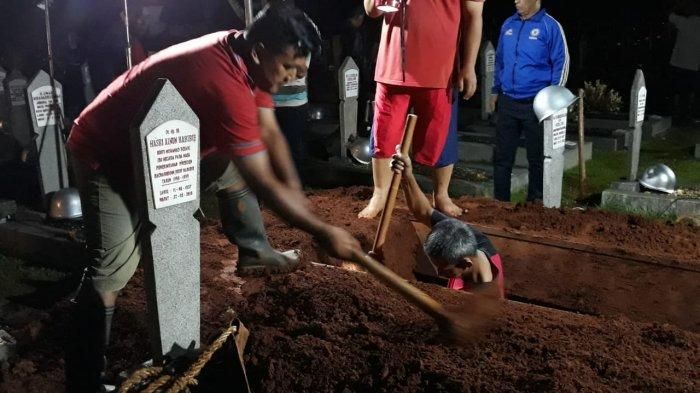 Penggali makam TMP Kalibata saat mempersiapkan makam untuk BJ Habibie, Rabu (11/9/2019) malam.
