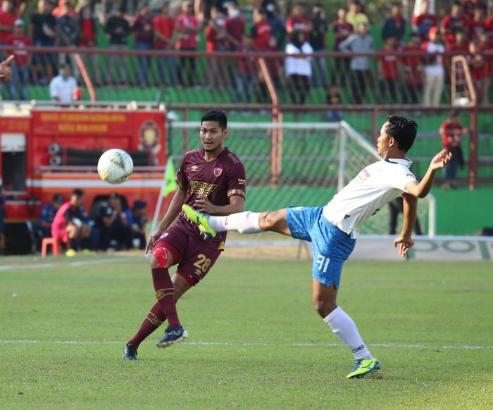 Aksi pemain PSIS Semarang, Heru Setyawan saat berduel dengan bek PSM Makassar, Abdul Rahman.  Heru sendiri berhasil mencetak gol kemenangan bagi PSIS untuk menumbankan sekaligu mematahkan rekor kandang PSM Makassar.