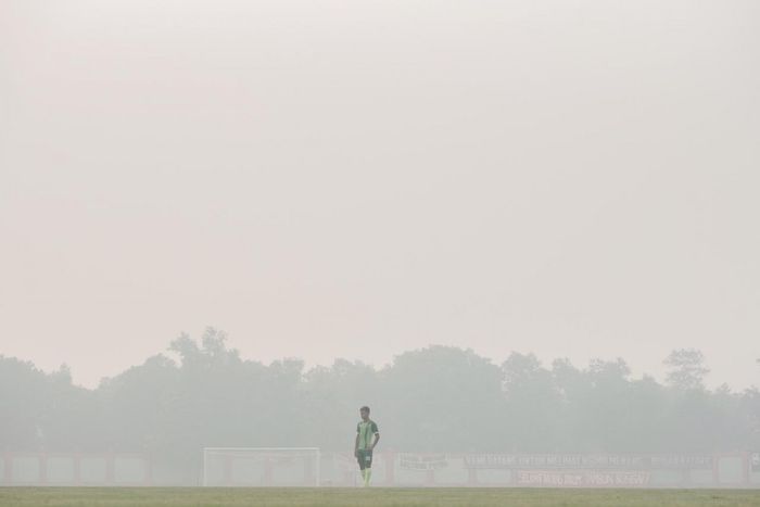 Suasana official training Persebaya Surabaya yang diselimuti kabut asap jelang lawan Kalteng Putra pada pekan ke-18 Liga 1 2019 di Stadion Tuah Pahoe, Palangkaraya.