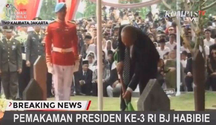 Ilham Akbar Habibie saat menimbun tanah makam BJ Habibie.