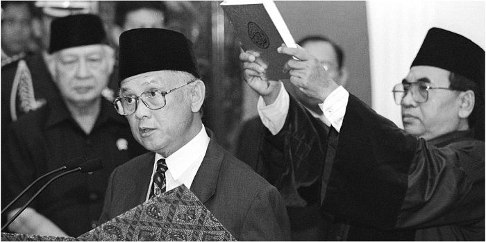 BJ Habibie, Kamis (21/5/1998) mengucapkan sumpah sebagai Presiden RI yang baru di Jakarta, disaksikan presiden sebelumnya, Soeharto