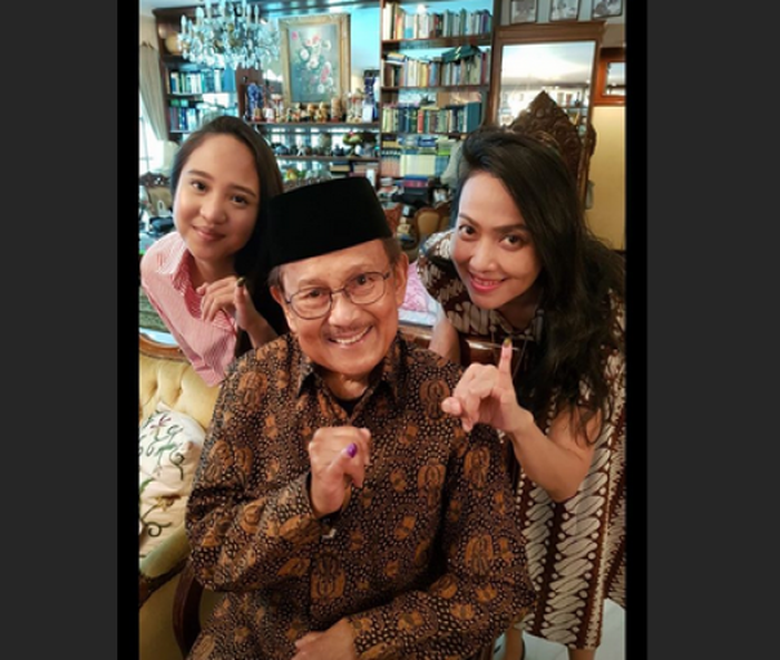 Momen Widya Leksmnawati bersama BJ Habibie dan Farrah seusai nyoblos April 2019 lalu