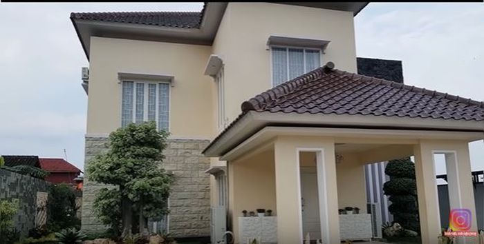 Penampakan depan rumah Bu Dendy
