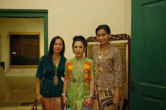 Potret Insana Habibie, Menantu Anak Pertama BJ Habibie yang Tak Bisa Jauh dari Batik Indonesia - Kebaya Beludru