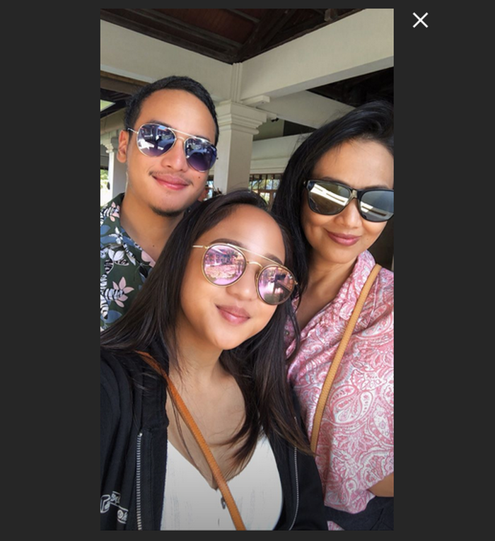 Gaya kece Widya Leksmanawati bersama kedua anaknya, Farhan dan Farrah Habibie