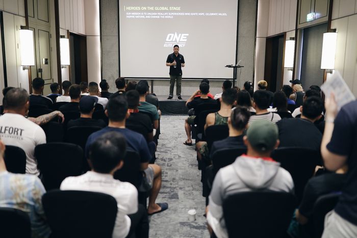 Para bintang ONE Championship menghadiri seminar terkait pengembangan diri dalam acara ONE Elite Retreat di Thailand pada April 2019.