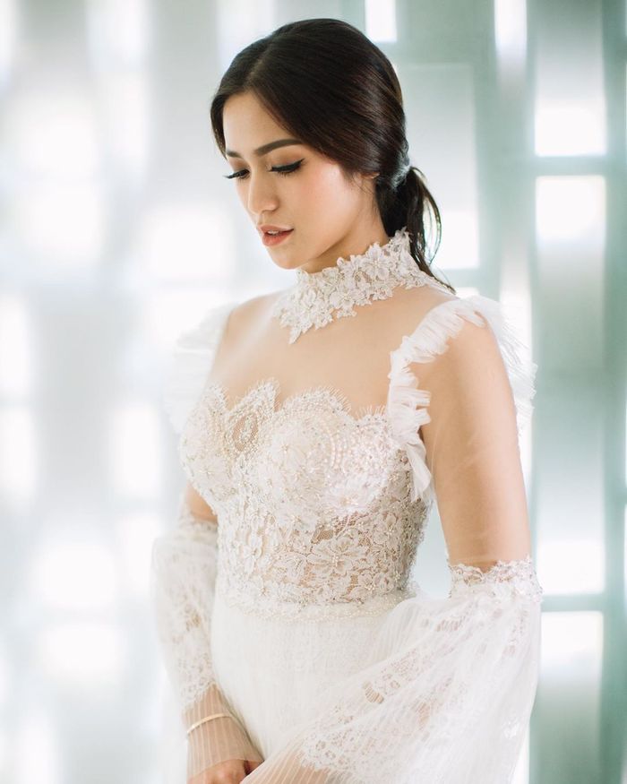 Tampilan Jessica Iskandar kenakan dress putih bak pengantin