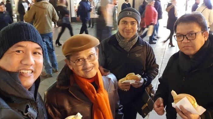 Aiptu Indra (kiri) saat mendampingi Habibie di Jerman bersama staf dan Paspampres.