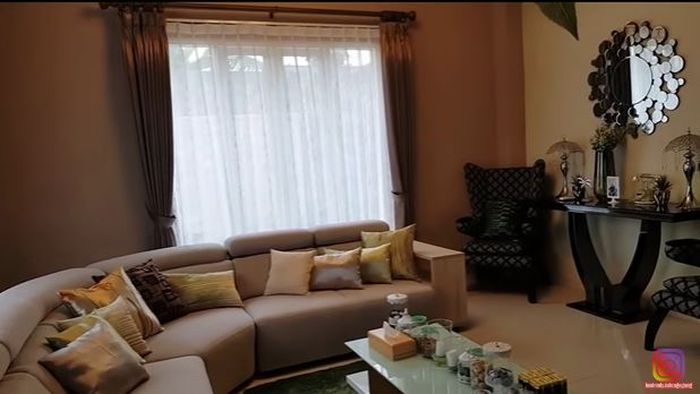 Ruang tamu rumah Bu Dendy