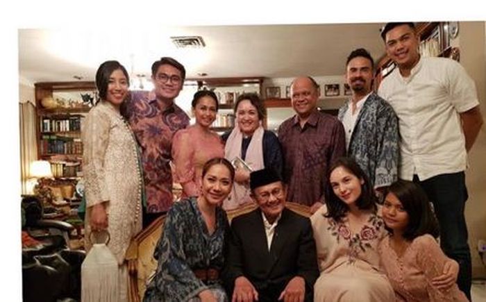 Kebersamaan Tifani Habibie dengan para pemain Habibie & Ainun 3.
Instagram/tifanihabs