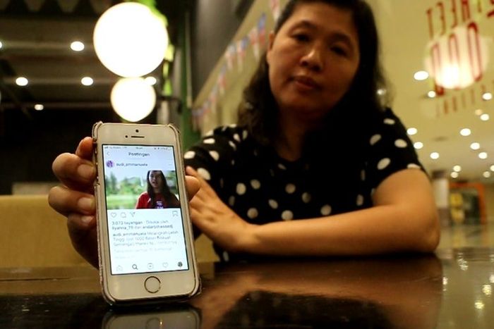 Christin Gunawan (47) menunjukan foto putri pertamanya, Claudia Emmanuela Santoso (18) di dalam alat komunikasinya kepada Kompas.com di salah satu pusat perbelanjaan Kota Cirebon, Jumat (13/9/2019) petang.