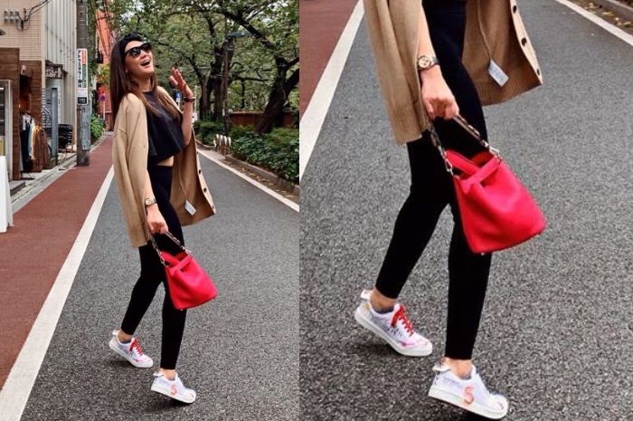 Penampilan Luna Maya tenteng tas koleksi dari Brand Hermes saat liburan ke Tokyo