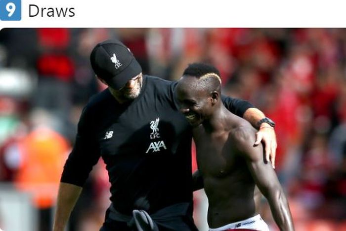 Pelatih Liverpool, Juergen Klopp (kiri), berbicara kepada Sadio Mane seusai laga Liga Inggris melawan Newcastle United di Stadion Anfield, Sabtu (14/9/2019).