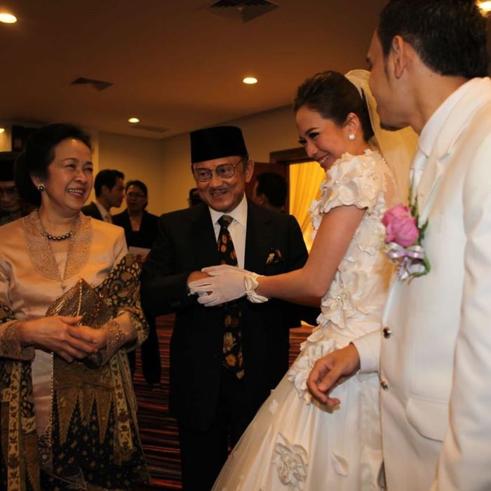 Penampilan cantiknya Ibu Ainun didampingi Habibie saat hadiri pernikahan artis cantik Verlita Evelyn