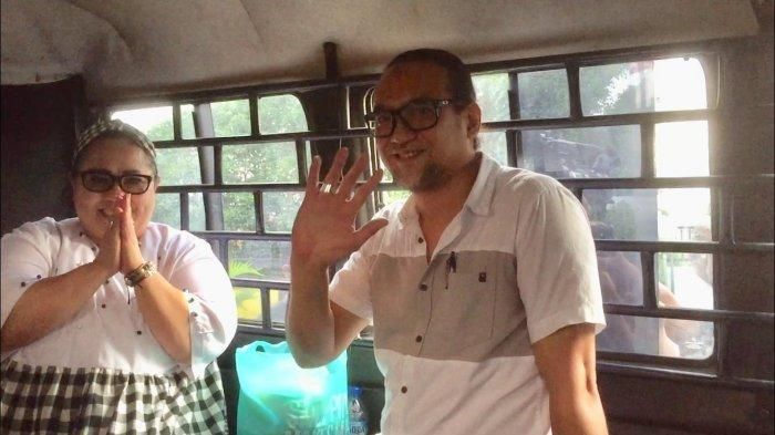 Nunung dan July Jan Sambiran saat berada di dalam mobil tahanan, sesaat sebelum meninggalkan Kejaksaan Negeri Jakarta Selatan, Kamis (12/9/2019) 
