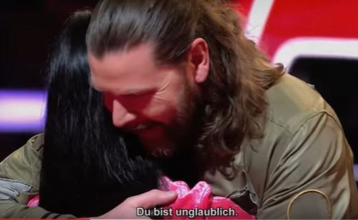 Pelukan salah satu juri pada Claudia usai menyanyi