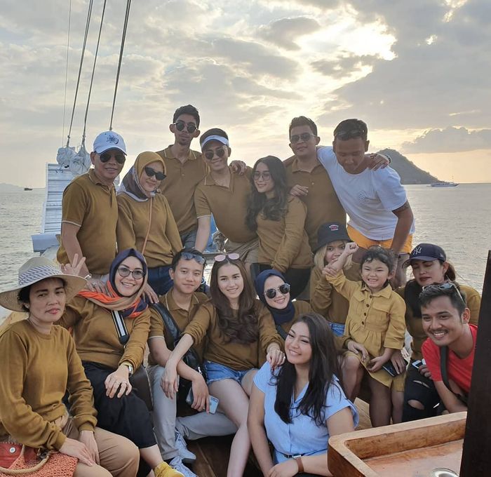 keseruan liburan ayu ting ting