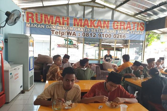 Cerita Pemilik Rumah Makan Gratis di Bogor, Berawal dari Lihat Nenek yang Kakinya Bolong hingga Dirampok Komplotan Bersenjata