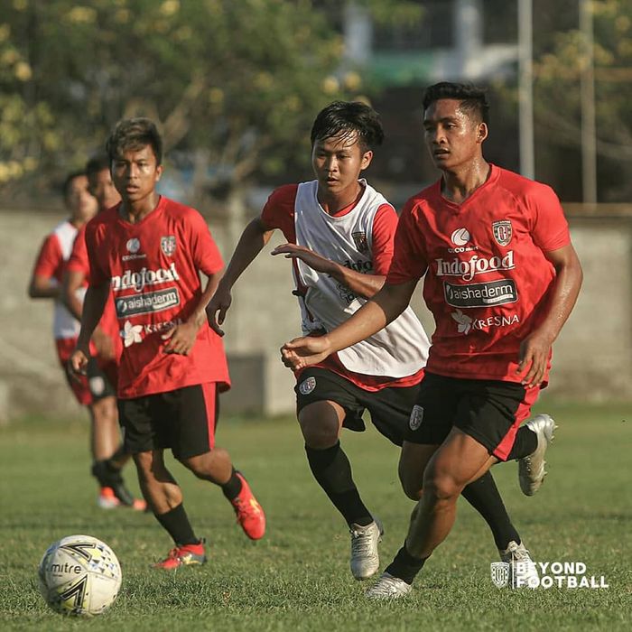M Rian Firmansyah (tengah), saat berlatih bersama skuad Bali United pada sesi latihan timnya di Legian, 14 September 2019. 
