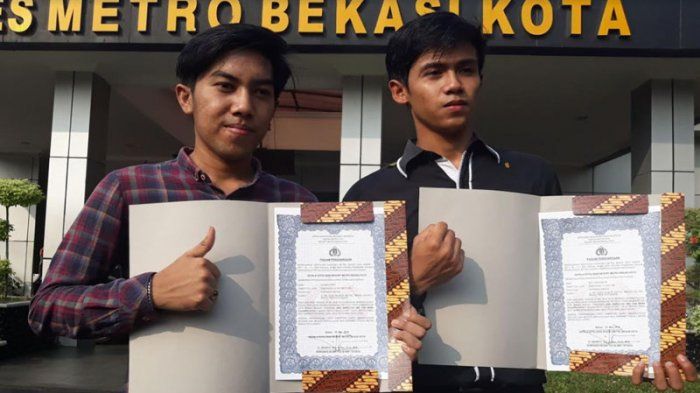 Ahmad Rofiki dan Moh Irfan Bahri saat menunjukkan penghargaan yang didapat dari Kapolres Metro Bekasi Kota