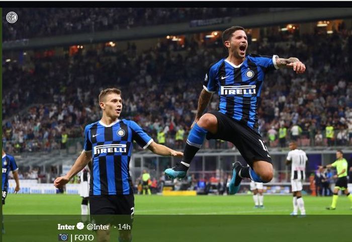 Stefano Sensi (kanan) merayakan gol untuk Inter Milan.