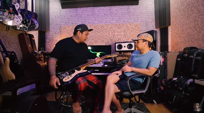 Salah satu koleksi <a href='https://jambi.tribunnews.com/tag/gitar' title='gitar'>gitar</a> tua milik <a href='https://jambi.tribunnews.com/tag/virgoun' title='Virgoun'>Virgoun</a> yang ia beli dengan harga Rp 3,5 Juta  