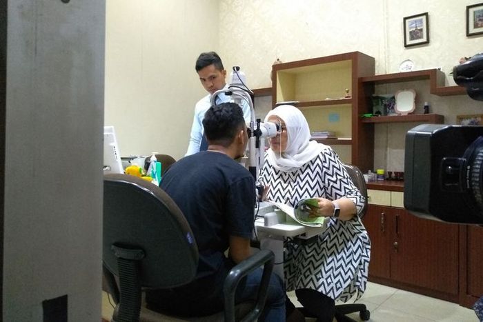 Surya Utama (19) sedang diperiksa matanya di rumah sakit khusus mata.