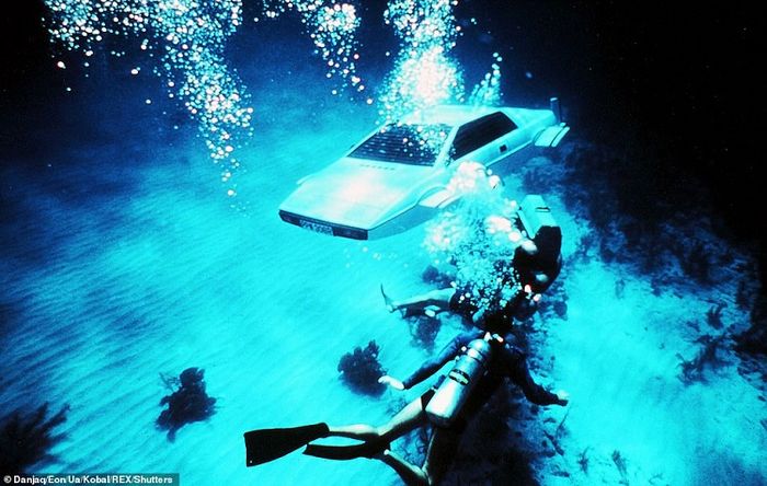 Mobil Lotus Esprit dibawah laut.