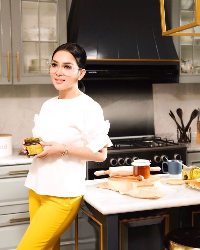 Tampilan Syahrini kala shooting iklan produk madu