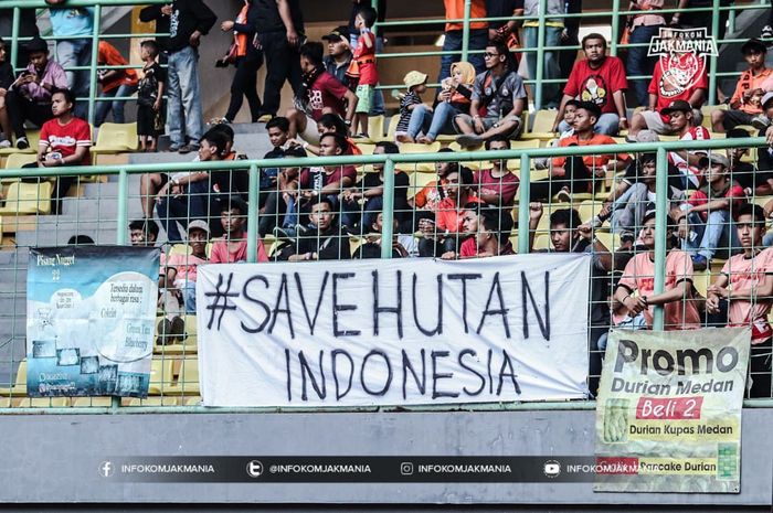 Banner-banner tak biasa dari The Jakmania pada laga Persija Jakarta Vs PSIS Semarang, di Stadion Patriot Chandrabhaga, Kota Bekasi, Minggu (15/9/2019).