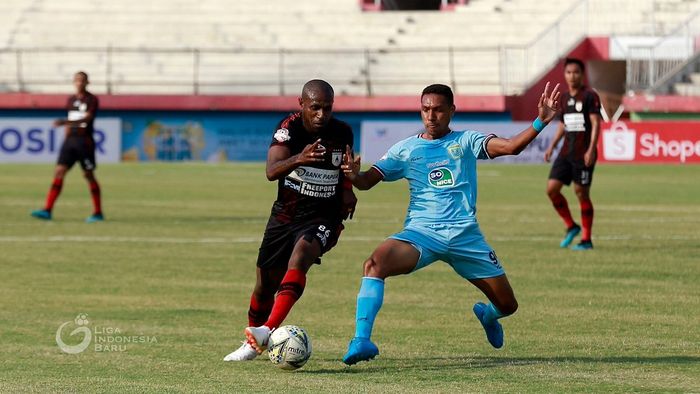 Pemain Persipura Jayapura, Boaz Solossa, berduel dengan pemain Persela Lamongan, Delfin Rumbino, pada laga pekan ke-18 Liga 1 2019.