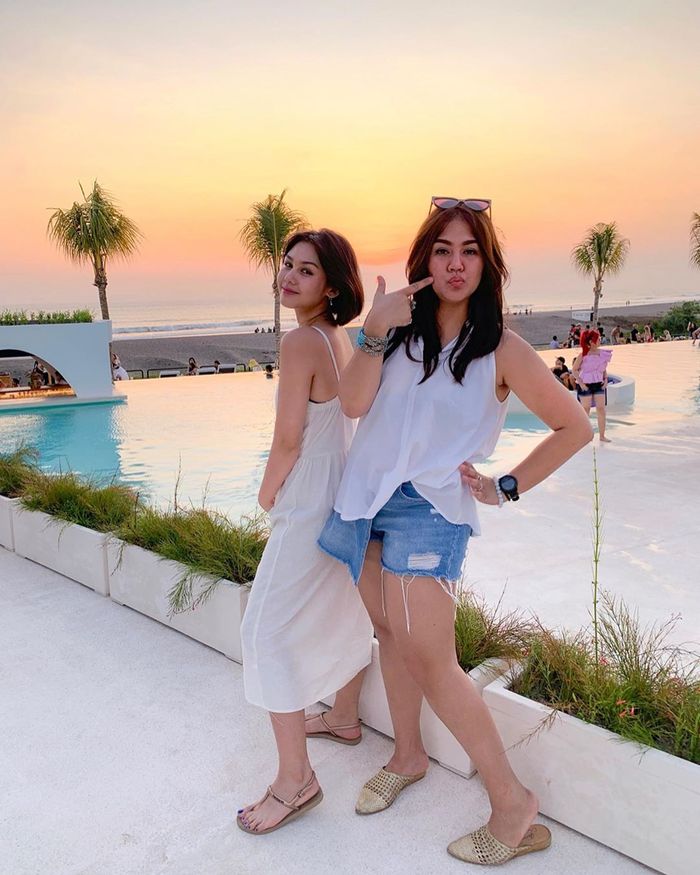 Penampilan Sissy Prescillia dan Vanesha Prescilla saat sama-sama pakai busana warna putih