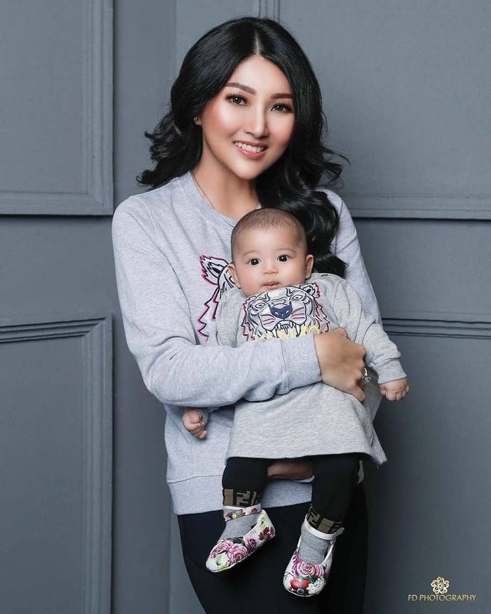 Thania Putri Onsu anak Sarwendah dan Ruben Onsu kenakan kaus kaki mewah dari brand Fendi