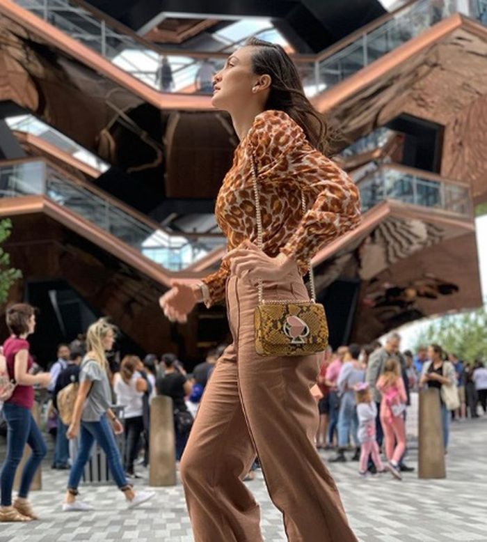Cantiknya Luna Maya saat pakai atasan motif yang dipadu tas bermotif. Simpel tapi stylish!