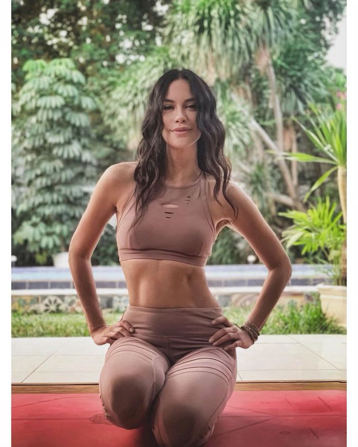Setelan baju olahraga Sophia Latjuba yang menunjukkan tubuhnya yang ramping dan seksi