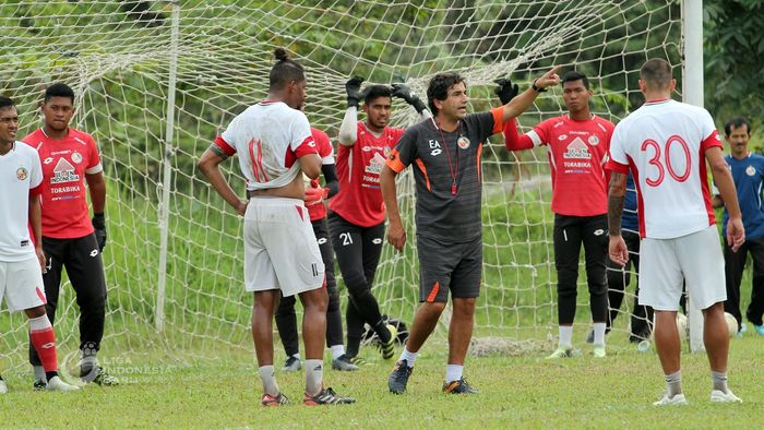 Pelatih Semen Padang FC, Eduardo Almeida, saat memberi arahan kepada para pemainnya dalam sesi latihan.