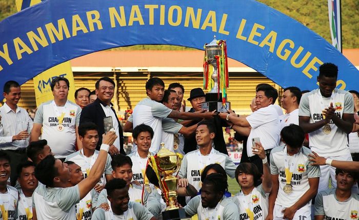 Selebrasi para pemain Shan United saat menjuarai Liga Myanmar 2019 di Stadion Tuanggyi pada 15 September 2019. 