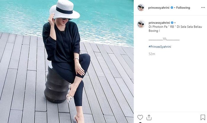 Postingan foto Syahrini mengenakan busana serba hitam yang difoto oleh suaminya, Reino Barack