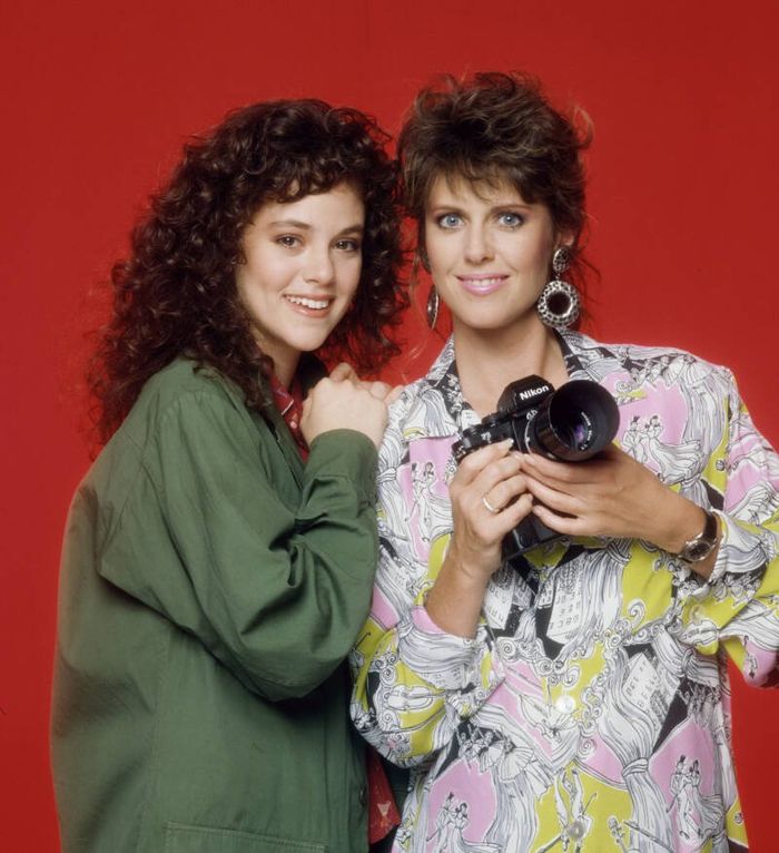 Rebecca Schaeffer (kiri) dengan rekan mainnya di seral My Sister Sam, 1987.
