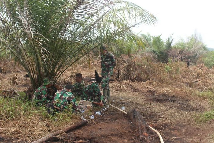 Anggota yang sedang beristirahat di tengah perjuangannya memadamkan api kebakaran hutan