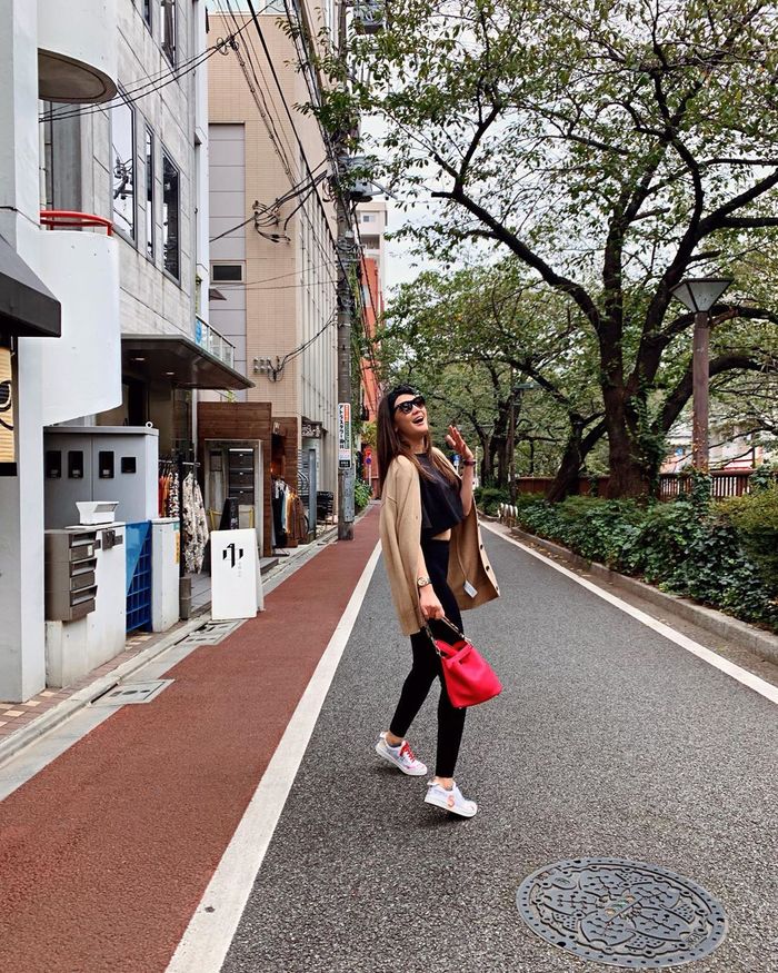 Gaya Luna Maya di Tokyo, Jepang kenakan tas baru hadiah ulang tahunnya