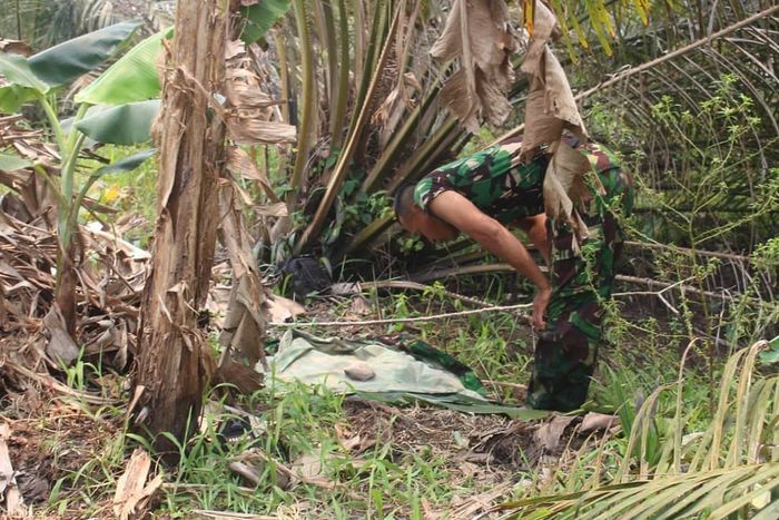 anggota yang sedang salat di tengah tugasnya
