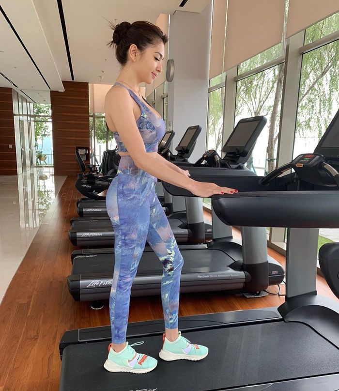 Angel Karamoy terlihat sedang asyik berolahraga di atas treadmill