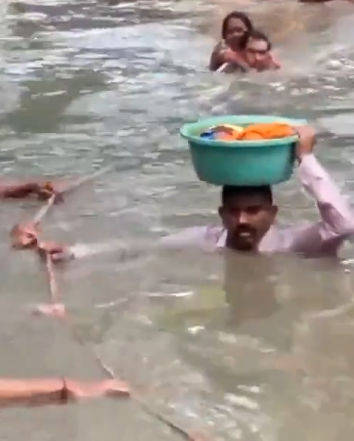 
Demi Selamatkan Bayi Berusia 45 Hari, Pria Ini Rela Terjang Banjir Tanpa Takut Buaya dengan Membawanya di Baskom