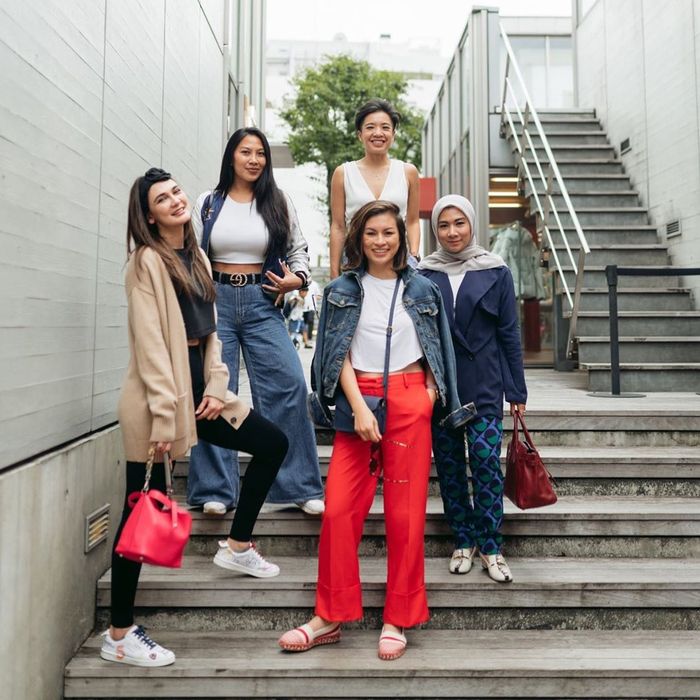 Luna Maya di Tokyo, Jepang, kenakan crop top dan legging hitam serta membawa tas baru