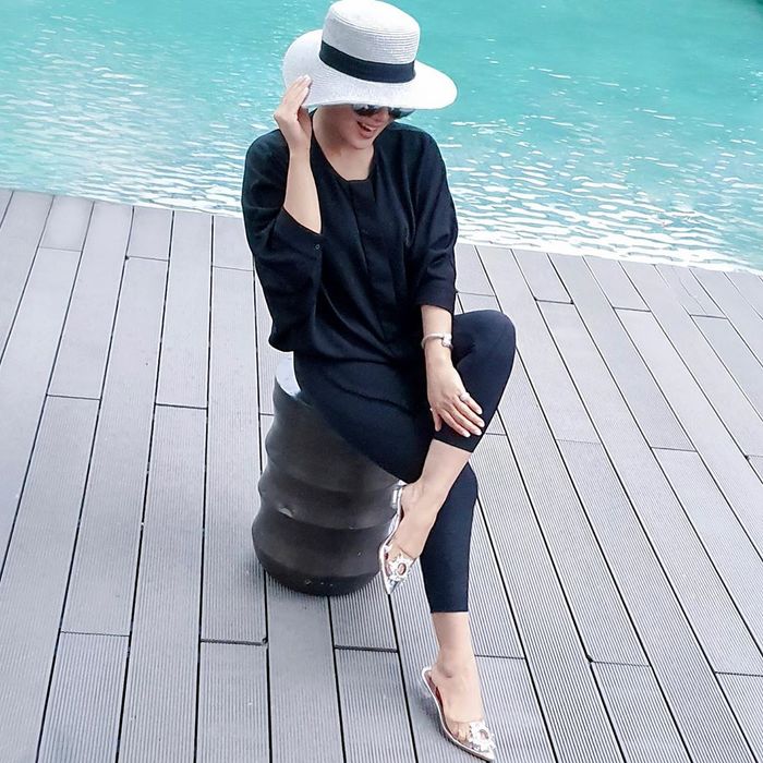 Syahrini terlihat mengenakan busana serba hitam yang modis